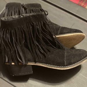 Breckelle’s Fringe Booties. black. Size 9.